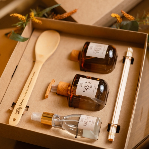 Kit Especial Aroma & Afeto Difusor 300 ml + Home Spray 120 ml + Sabonete 300 ml + Colher de Pau