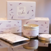 Caixa Lilás com Sachê Perfumado 15g + Vela em Lata 100g